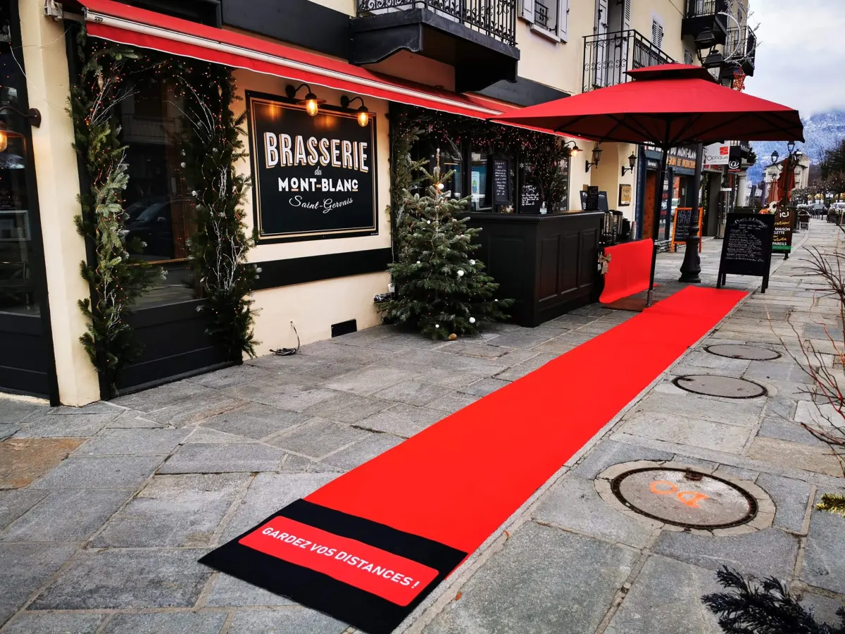 Façade et enseigne de La Brasserie du Mont Blanc, avenue du Mont Paccard à Saint-Gervais-les-Bains