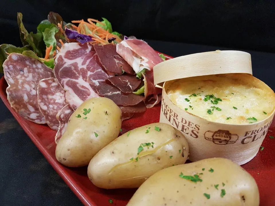 Planche de charcuterie, pommes de terre et fromage servie à La Brasserie du Mont Blanc à Saint-Gervais-les-Bains